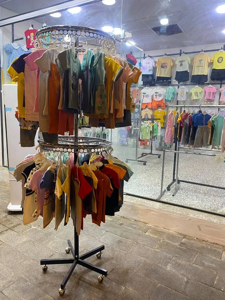 محل ملابس للبيع حي العباس مع بيج بي ١٥ الف متابع حقيقي المحل يشتغل علبيج ويشتغل بزيارة ع زوار يوصل دخلة فترة الزيارة بليوم مليونين ونص واكثر اذا تسيطر ع شغل قرب حلويات المصطفى يحتوي على استانات عدد ٥ مع تعاليك عدد ٥٠٠ او اكثر مع ذراع تعلاكة ابو لغرزة عدد ٢٥٠ مع مبردة عمودية مدفوع اجار لحد واحدة عشرة المحل مجهز من كهرباء مولد وطني وأنارة كاملة للمحل السعر ٤مليونً ونص مع مجال قليل
***********
