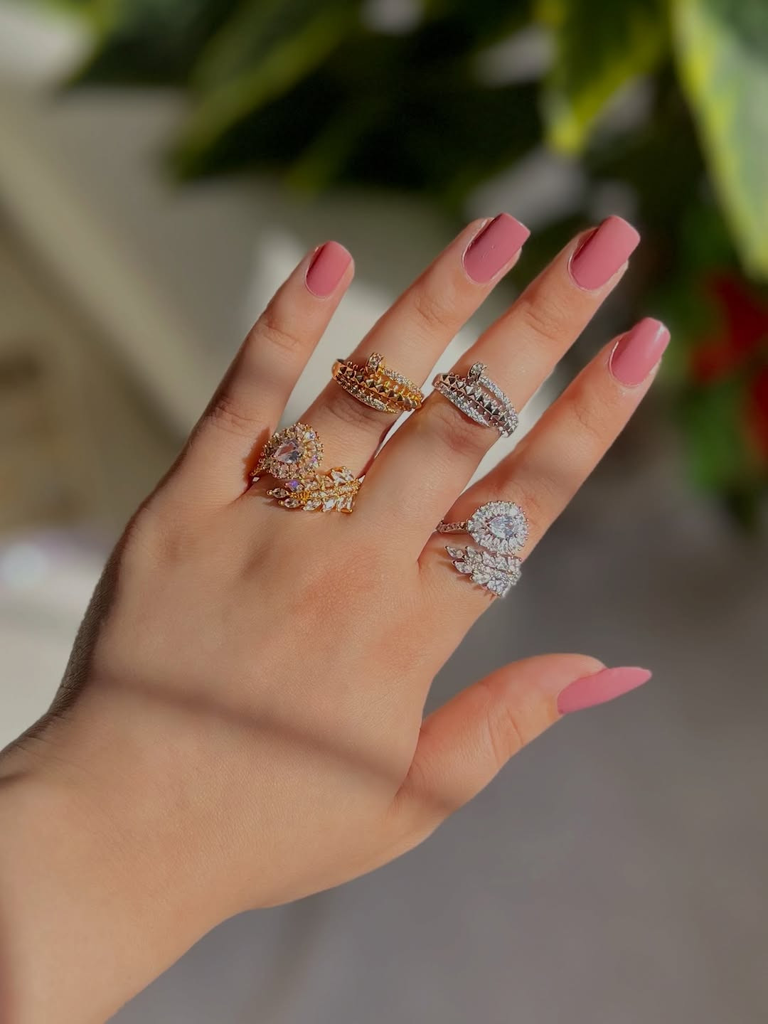 محابس زاركون فري سايز يجننون🥺🎀

نص مكتوب في الصور:
- الجمال يلي تستاهلة أيدج 🏯🥺
- اقلبي للموديلات 🦋👍