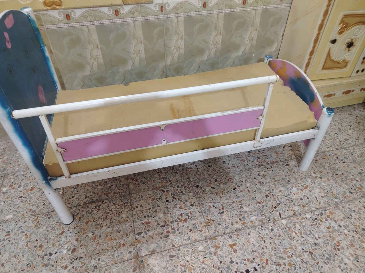 للبيع هي والدوشك سعر 35 وبه مجال *********** صالحيه قرب جامع صاحب الزمان عج
