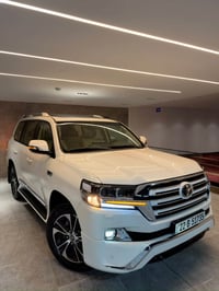 لاندكروزر V8 • ٢٠١٨ • ٩٨٠٠٠ كم