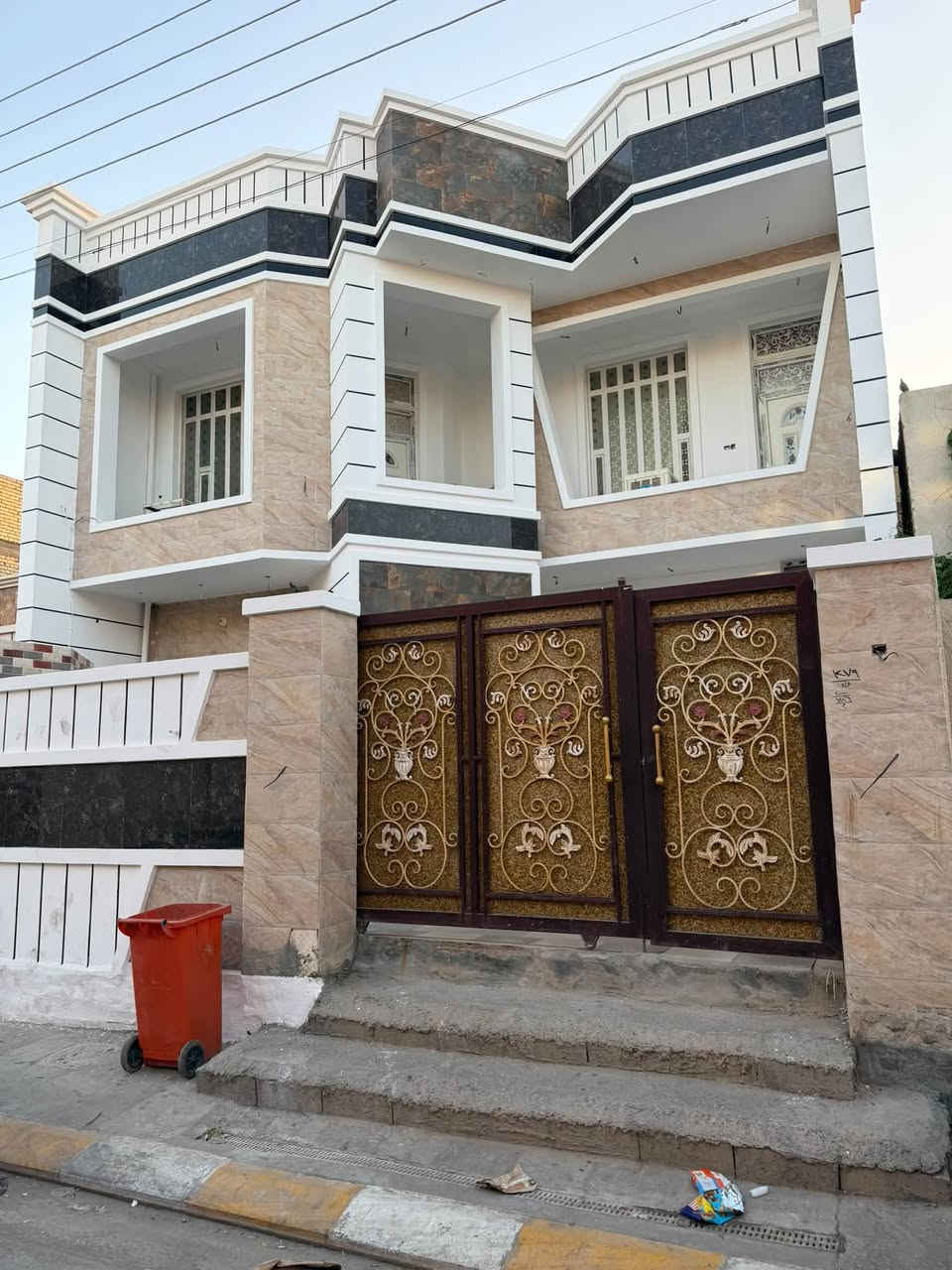 عقار البيع
حي العسكري قرب المحيط
بيت بناء 2017 مساحه 200
شارع 8سعر 240 وبي مجال 
***********
