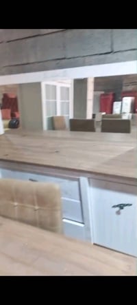 ميز طعام قابل للتكبير والتصغير مع ٦ كراسي  وخزانة ومراية وميز تابعة له...