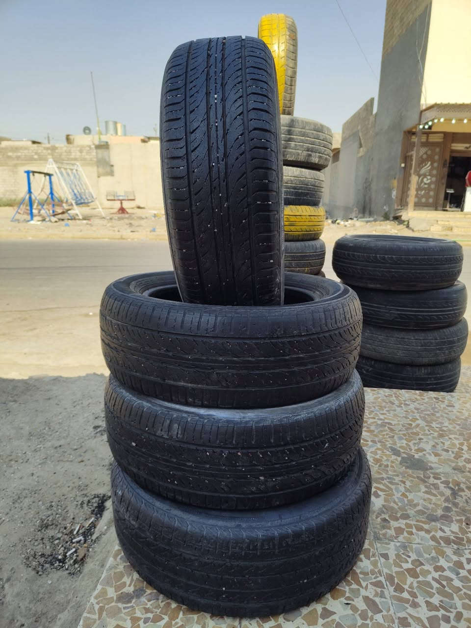 السلام عليكم يوجد طخم تايرات 
حجم 250/55/16
اربع تايرات طخم ب 30 الف مع شد 
نضافة كما موضح في الصورة 
المكان بداية حي الكرامة من جهة حي الانتصار 
الرقم ***********
