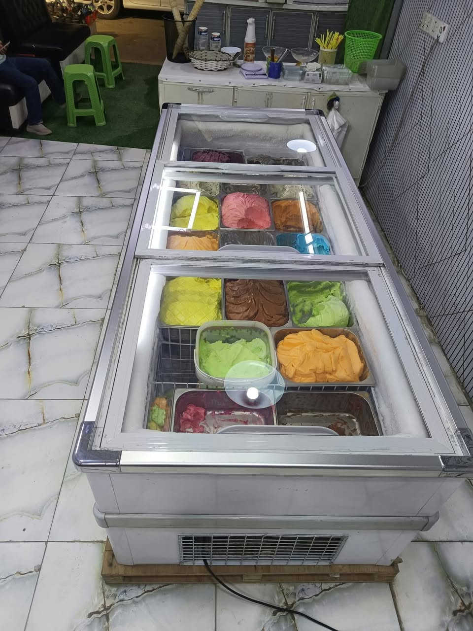مجمده للبيع استخدام شهر ونص
وعرضهه 90 سم 
وطولهه 2 متر و90 سانتيم
مكانه كربلاء 
سعره مليونين. و٦٠٠
