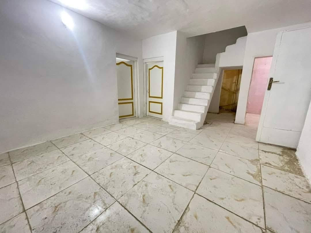 بيت للبيع خلف ملعب القديم طابو زراعي سند 25 مساحته 100مربع غرفتين وصاله وبراني ومطبخ وصحيات 
 السعر 40مع مجال  

تفاصيل اكثر إتصال ع رقم او خاص ***********
