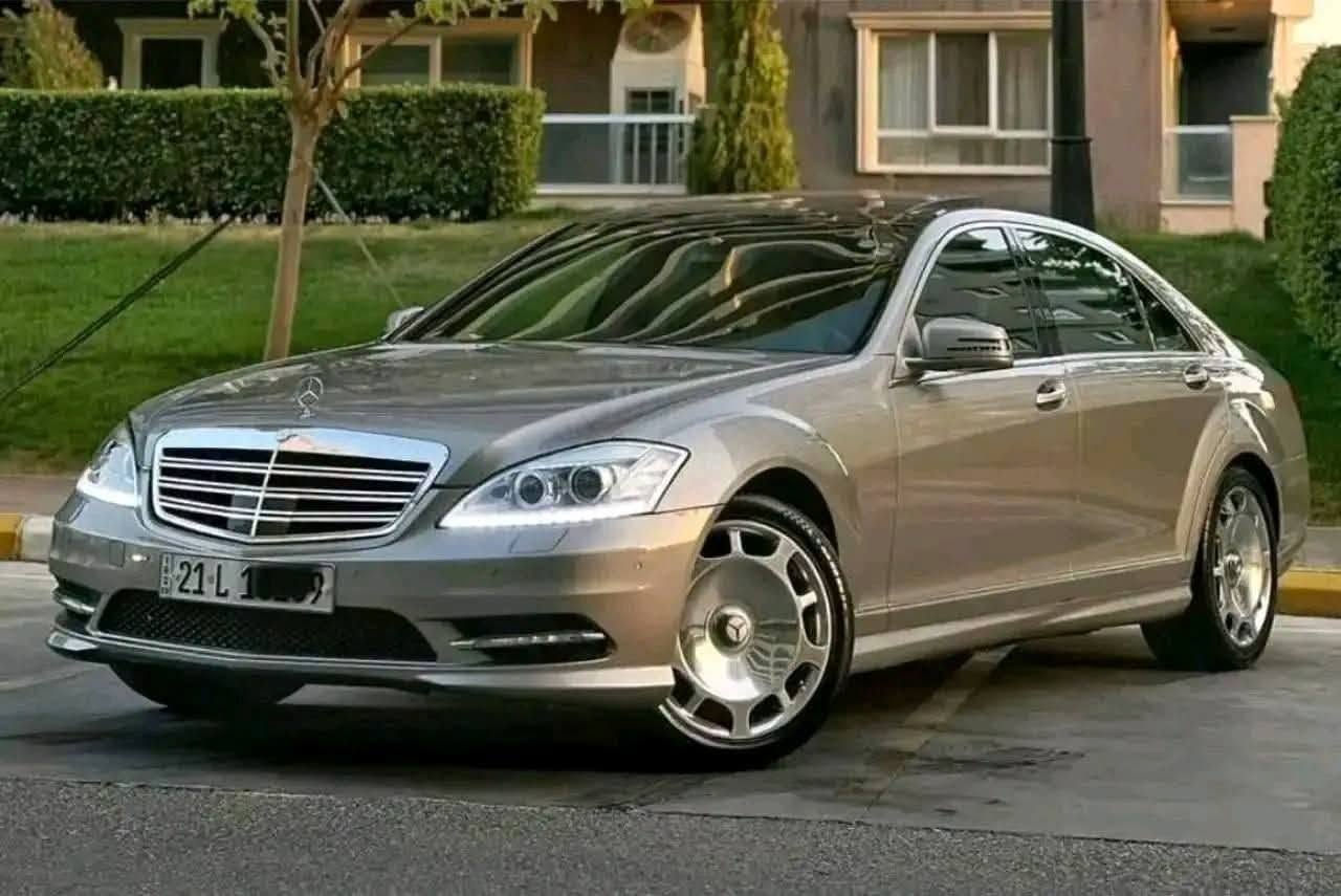 بسعر كورلا مستعجل عالبيع 158 ورقة وبي مجال للشراي
سياره بالكارتون ماشية 170 الف كيلومتر 
مرسيدس S350 موديل 2006 محدث 2013 
لأصحاب الذوق الرفيع والتميز، معشوقة الجماهير اليخت الألماني بحالة ممتازة وجاهزة للاستخدام الفوري.
المواصفات والخصائص:
الفئة: S-Class (W221)
الموديل: 2006 محدثة 2013
المحرك: S350 (6 سلندر، عزم قوي واقتصادي بالوقود)

رقم سليمانية باسمي سنوي جديدة 
الحجم: لارج (Large) - قاعدة عجلات طويلة (باب طويل) لراحة قصوى للمقاعد الخلفية.
اللون الخارجي: ذهبي ملكي مميز جداً وجذاب.
اللون الداخلي: جلد (بيج/اسود) بحالة جيدة جدا
الإضافات والمميزات:
نظام الستائر: مجهزة بـ 5 بردات (ستارة خلفية كهربائية + 4 ستائر جانبية للأبواب الخلفية والمثلثات) لخصوصية وعزل تام.
فتحة سقف بانوراما 
حساسات أمامية وخلفية (Parktronic).
مقاعد كهربائية مع ميزة الذاكرة (Memory Seats).
نظام ملاحة وشاشة عرض تحكم كاملة.
تكييف مركزي منفصل (ثلاجة)
ويل مايباخ 19 انج
حالة السيارة:
السيارة مسرفسة بالكامل وجاهزة، لا تحتاج لأي مصاريف أساسية.
محرك، گير، وشاصي على الفحص.
بيها صبغ اثر شخوط وتوجد صور تثبت ذلك للمهتمين
مكان السيارة بغداد الغدير
للاستفسار ***********
