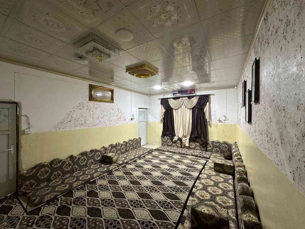 للبيع بيت طابو باسمي 200متر حي النداء مقابل جامع السلام بناءقديم مرمم ارضه بور سلين وسقوف ثانويه وعالي من الشارع وحاليا مؤجر 300ألف السعر 125وبي مجال للتواصل ***********@
