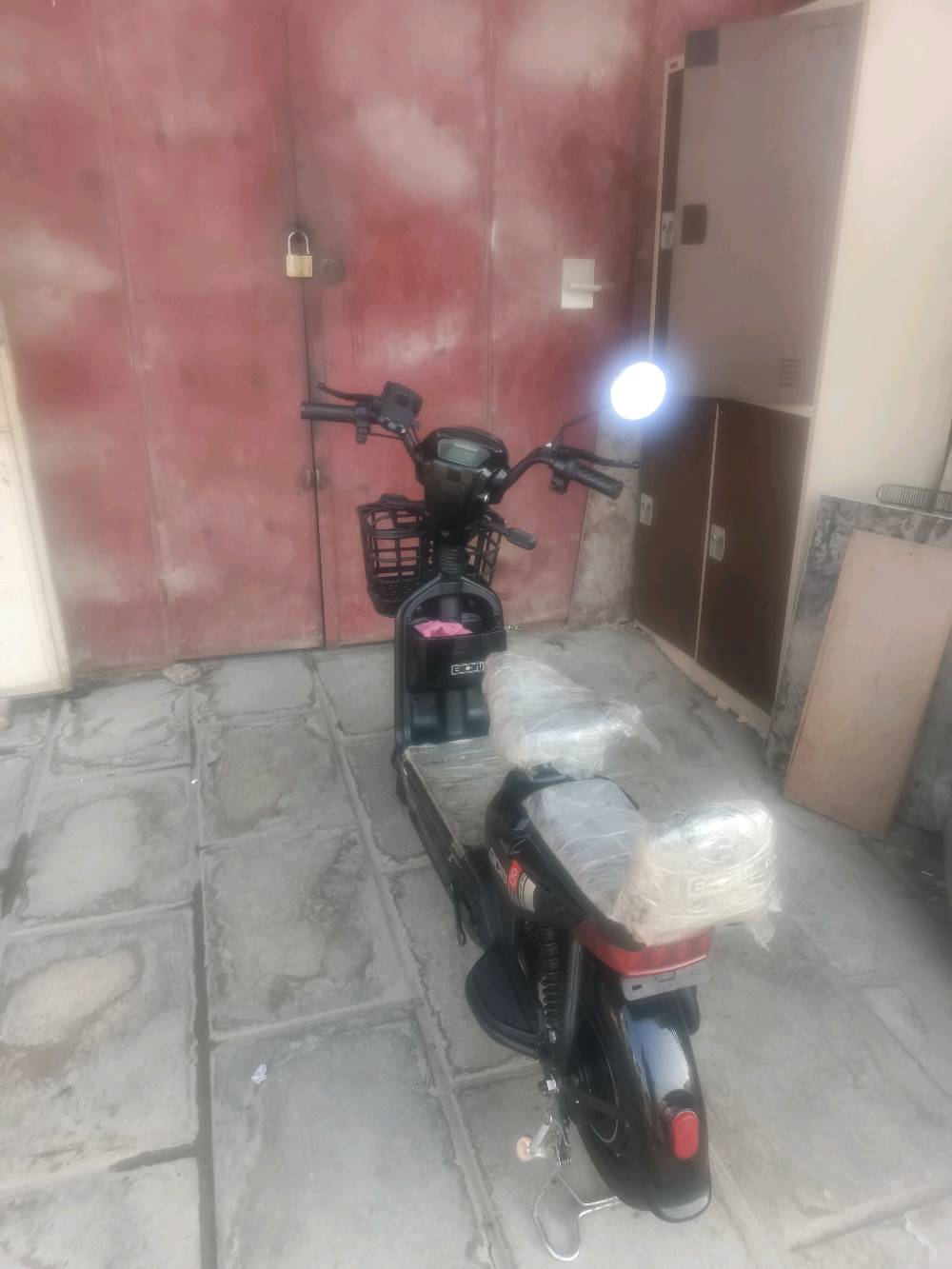 دراجه شحن حجم 14 اسمه sk8 
ملف 500واط و4 باتريات 
الدراجه فول بس بيه البريك الأمامي مقطوط 
وكسر بسيط بالجاملغ الخلفي 
الدراجه جديده ماصله بس 5 أشهر و باتريات جدد
السعر 325 وبيها مجال
مكاني العامريه