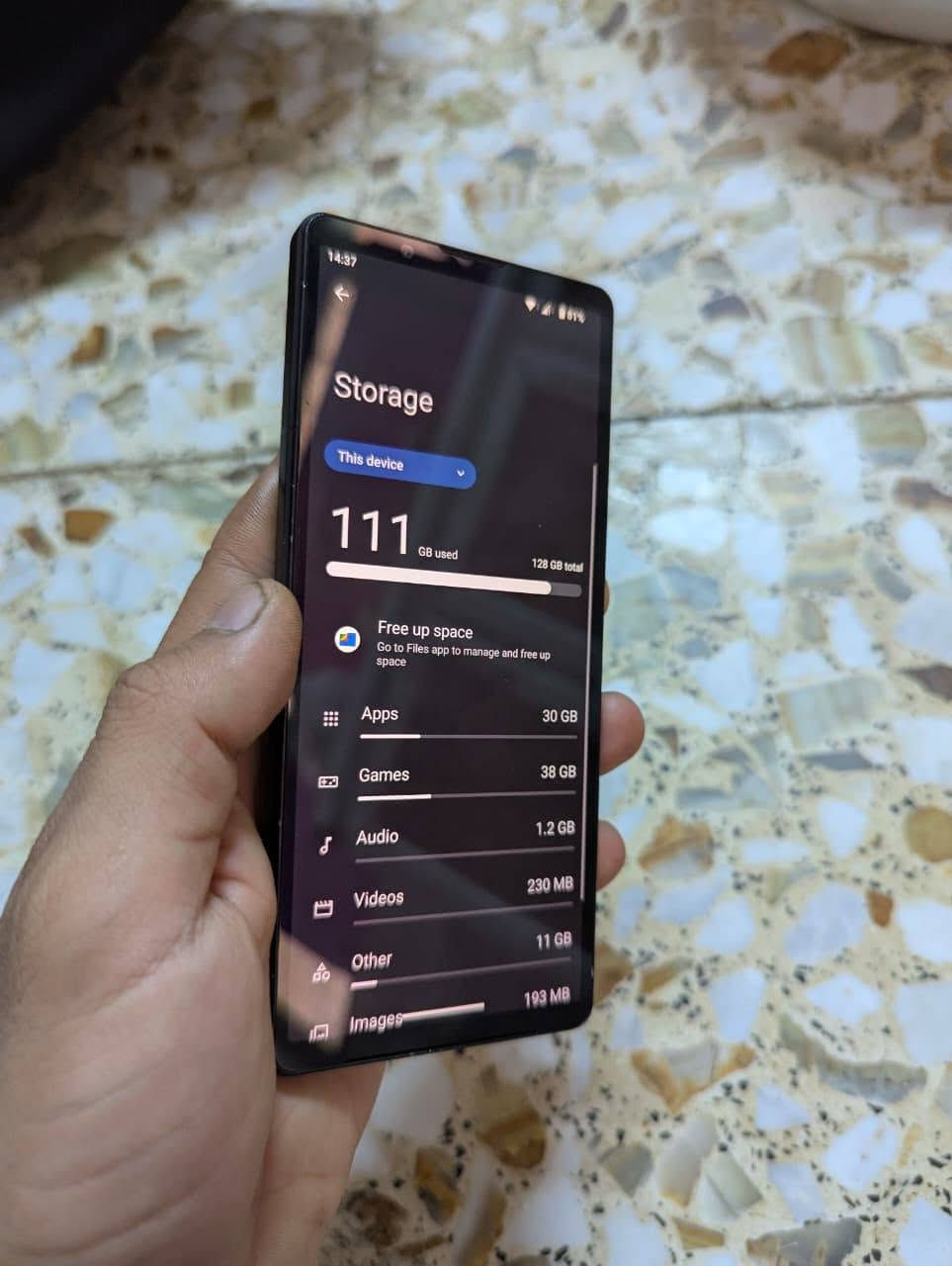 سلام عليكم جهاز sony 5 mark 5
نسخة ياباني دوكومو ( عربي اصل)

 شريحتين شريحة eism وشريحة عادية

 معالج سنابدراجون 8 جين 2 

كامرات 2 بدقه 48 ميغا بكسل تصور 4k. 120 فريم مع برامج تصوير احترافيه

الصوت دل سبيكر ومدعومات ب5 ميزات وحده منهن الذكاء الاصطناعي 

ذاكرة 128 عشوائية 8

 شاشه OLED شاشه 120 هرتز وتنرفع خلال اللعب لل 240 فريم

بطارية 5000

ومتروس ترس مواصفات

 الجهاز جديد كفاله عامه

مراوس بهوووونر ماجك 5 برو مكاني بغداد

رقمي ***********
