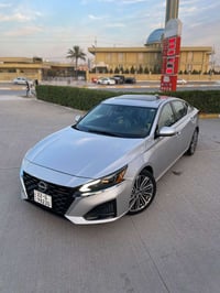 Nissan altima 2023 SL fulll سه يارەکە تەنها بونيت و چە ملخ بوياخە ، ٦٠...