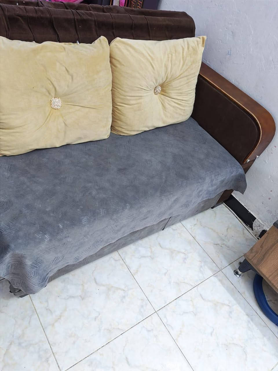 السلام عليكم 
اغراض مستخدمه للبيع المكان الدولعي الاستفسار الاتصال على الرقم ***********
