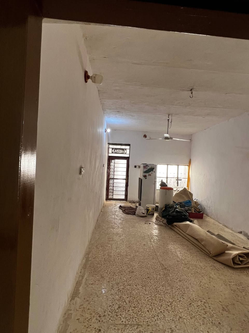 بيت مساحة 80 متر بشارع شفلات بفرع التميامة بي غرفة وصاله ومطبخ وصحيات بناء بلوك سقف عكادة  الأرضية كاشي وبي كهرباء وماء بيت جاهز  سعر 23 وبي مجال ***********
