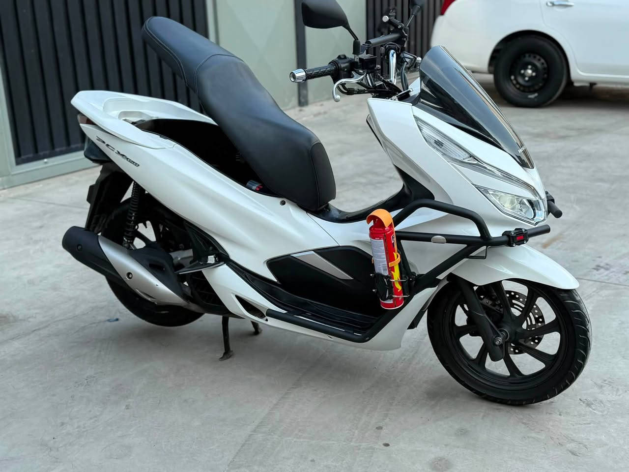 السلام عليكم للبيع 
دراجه pcx الجيل الثالث
#ياباني KF محرك 150cc 
المكينه مكفوله والدراجه جديده ونظيفه وكلشي بيها شغال وعلى ايدي اخذتها من وليد الياباني بشارع الضلال 
صارلها اقل السنه عندي ماشيه 23 الف
حساس ازدحام 
ستاند كهربائي 
منفذ شحن 
بصمات ثنين
جادر حمايه اصلي
درع حمايه + طفاية حريق وقاعده
وعليها اكسسوارات بسيطه موضحات بالصور  
بانزينها محسن و دهن اصلي ابدله يم وكالة ضياء سبيسي اوراقها موجوده منفيس كلشي موجود تجي تفحص و تاخذها من باب البيت 
السعر 25 ورقه 
الشراي يتصل *********** 
مكان الدراجه بغداد شارع فلسطين
