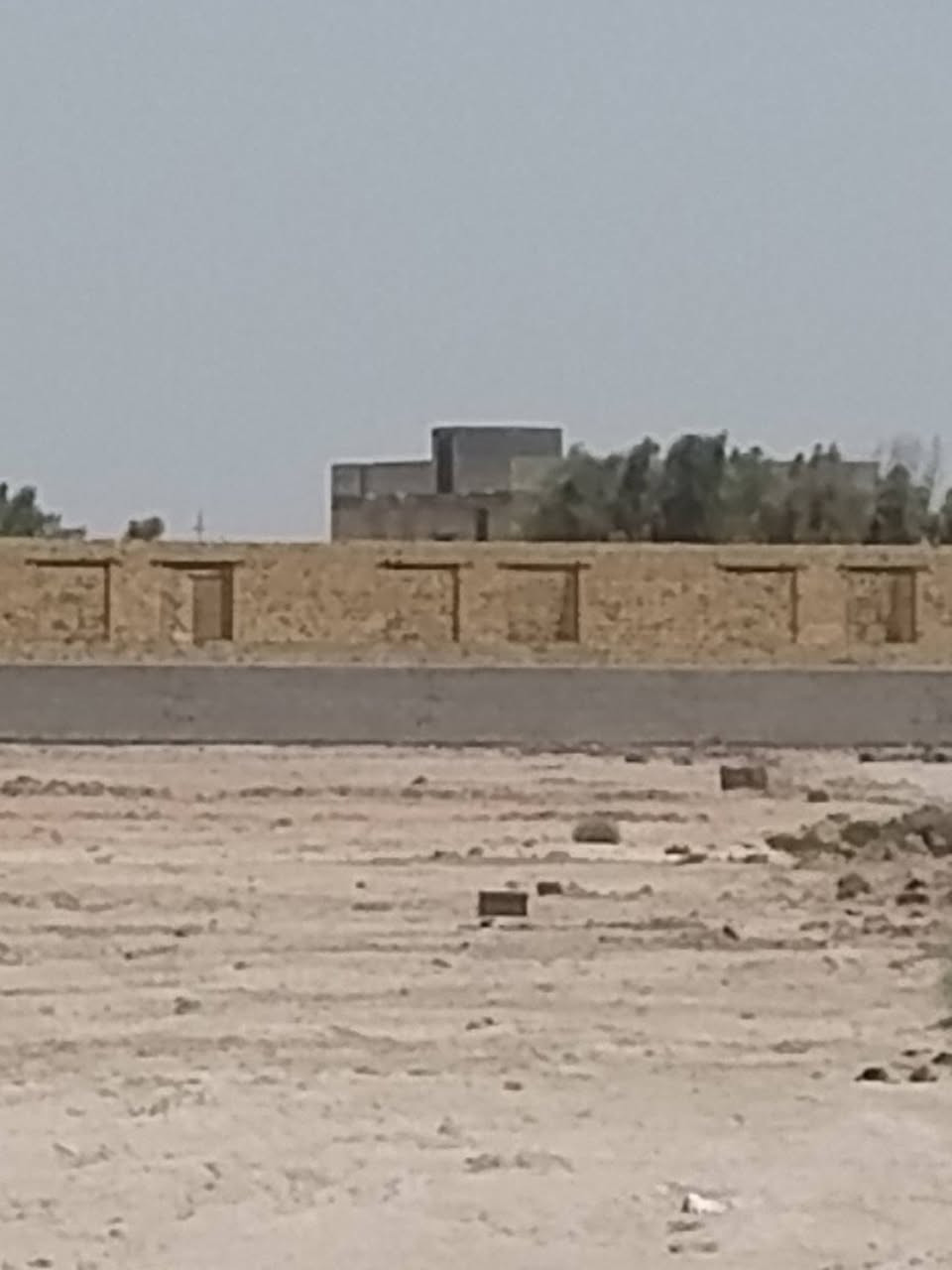 سلام عليكم بيت للبيع مساحه 180غرف 2صاله 4+6مطبخ 3+4حماملت 2بس ديوانية ماكامله مع قطعه مساحه 150مسيجه بيه غرفه وصحيات ركن على شارعين بكاع راجي ب شارع رئيسي مقابيل مدرسه مال ال حامي ال شمال ماي كهرباء مع بيت تريد البيت هم للبيع ***********
