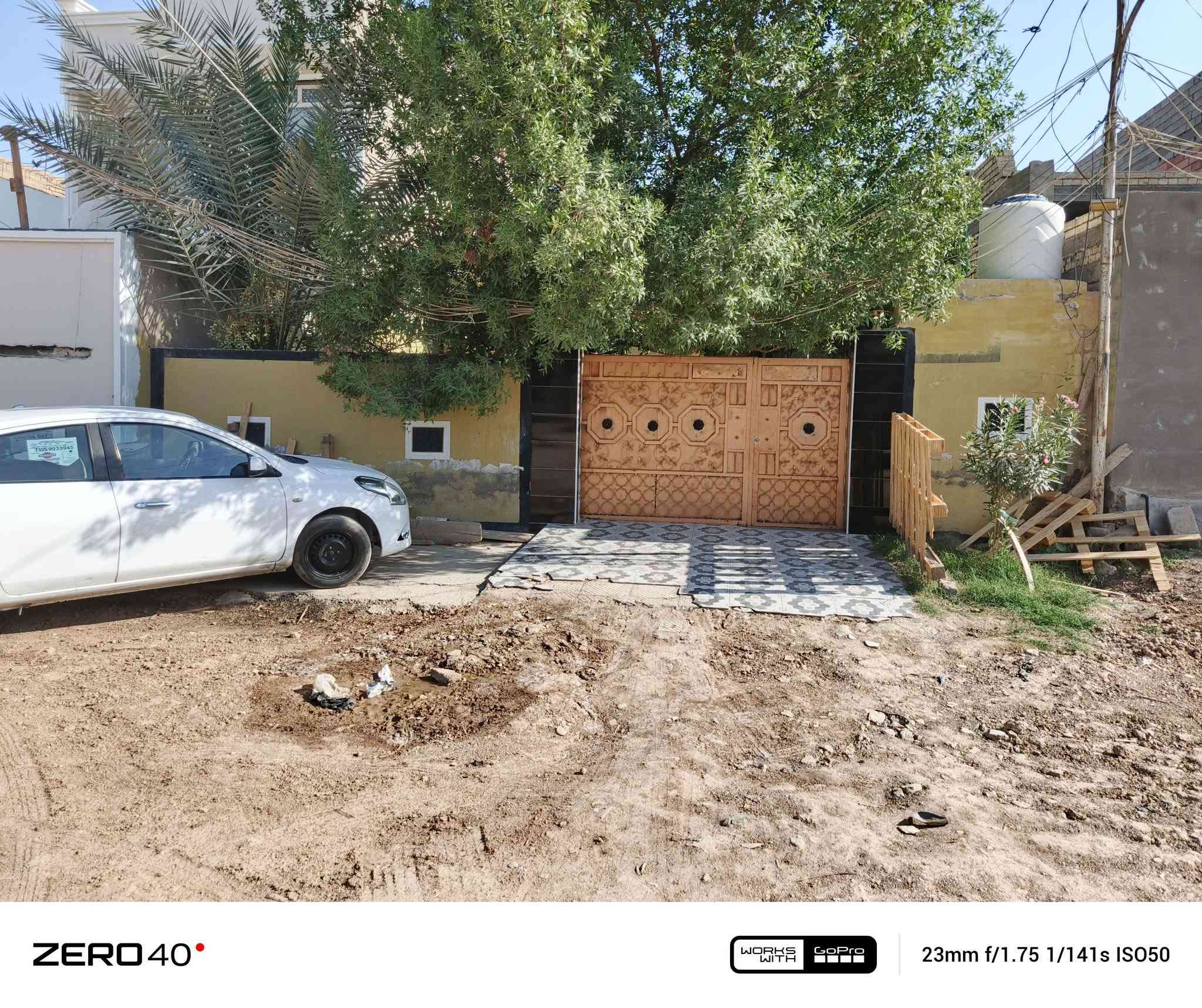 السلام عليكم بيت طابو زراعي ملك اضبط من السند 25 مساحه 200متر الوجه 10 متر والنزال 20متر يتكون من ستقبال 5×5 وكليدور ومطبخ 5×4 وصاله 5×5 وغرفتين ومنور على طول البيت ولحوش سيارتين يلزم  وحديقه كبيره لبيت جاهز ومرتب ارضيه بورسلين  مكان البيت بعقوبه مركزالمدينه بلمفرق شارع العريض الرئيسي عرض الشارع عشرين متر ومثل ماموضوح بي حفر الشارع ورا تبليط انشاءالله كهرباء مجاري وماء اساله فول مينقطع السعر 155 الاتصال ***********
