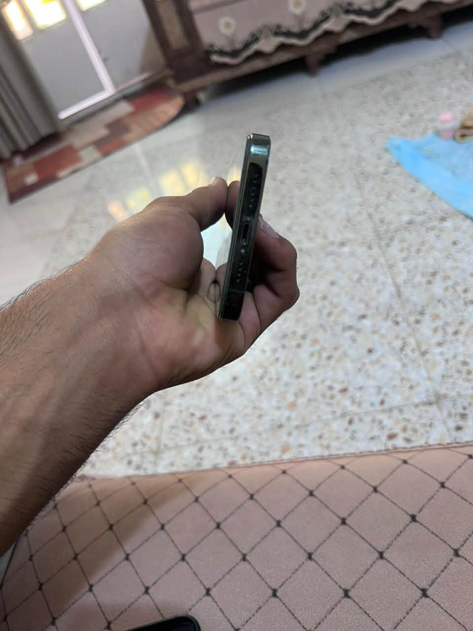 تلفون آيفون 13 برو ماكس مبدل بي شاشه و كامره شاشه بيه فطر وضهر هم موضح بطاريه 73 بلاديه شرق اوسط دبل AA السعر 350 وبيه مجال بسيط استفسار على رقم *********** متواجد عل وتساب
