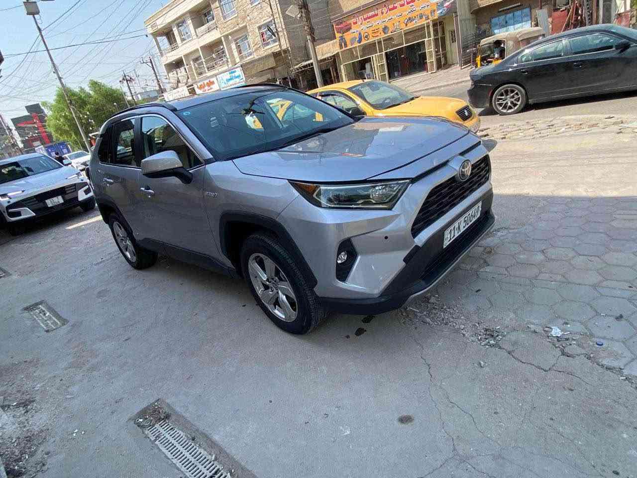 سلام عليكم 
راف فور XLE  هايبرد موديل 2021 للبيع 
ماشيه 12000 ميل رقم بغداد بسمي فول مواصفات 
-تشغيل وابواب بصمه
-صندوق كهرباء 
-تدفئه وتبريد الكشنات
-كشن السايق كهرباء
-كشن السايق خزن ميموري
-فتحه سقف
-قطعتين تبريد مناخين منفصل
-حساسات 360 درجه
-اشاير بلمري
-كشنات السياره جلد مطعم لونين
السعر 153 وبيه مجال للطيبين
السياره بيهه قطعتين تبديل وصبغ البنيد والجاملغ وبيهه شاصي ولغد حادثهه بجم اكرر الحادث بجم حته لحد يتفلسف عليه وناشر السونار وكلشي بحسابه رقم بغداد بسمي 
مكان السياره الغزاليه 
للاستفسار ***********
واسف عل اطاله بغداد, العراق
