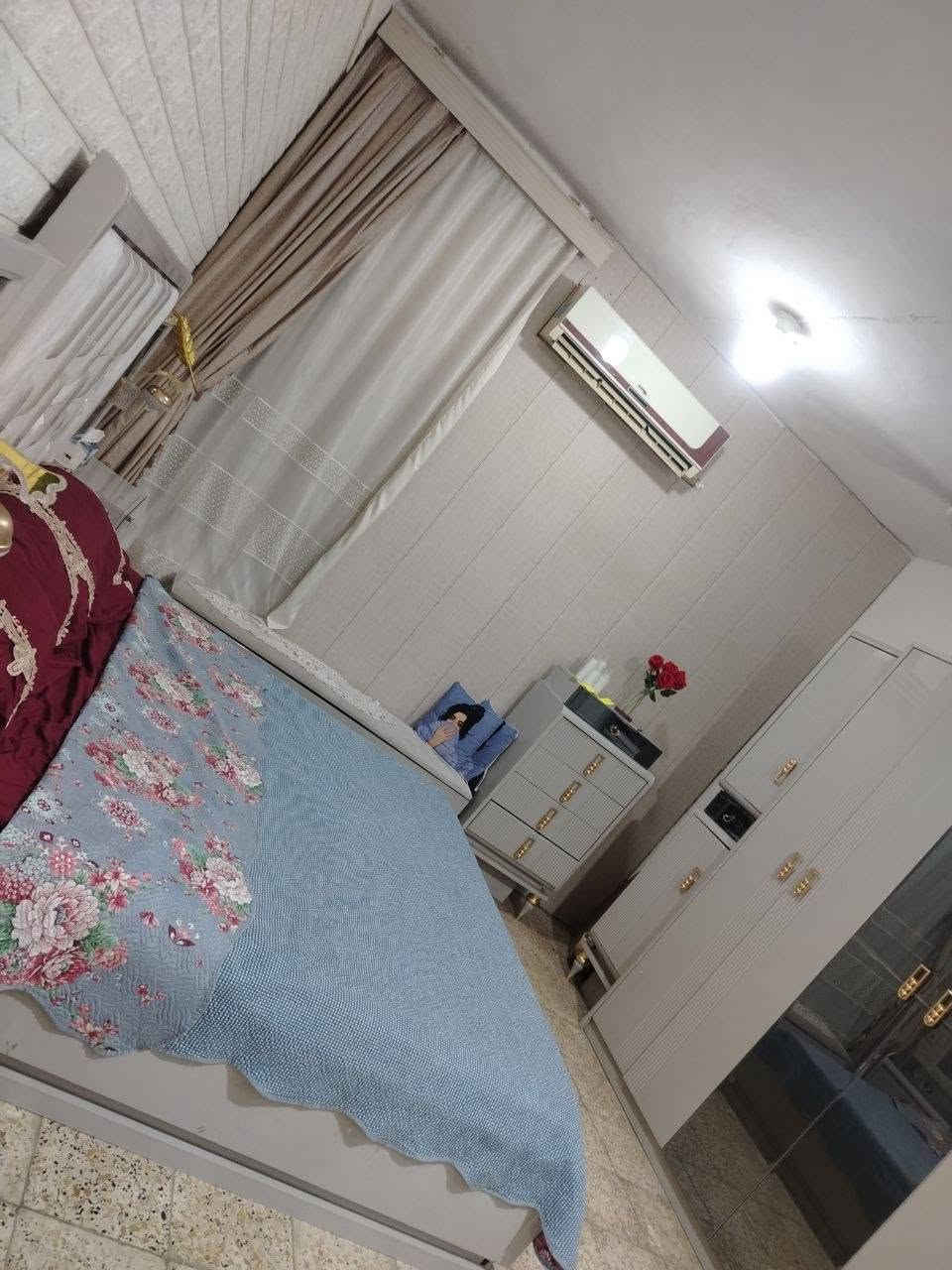 بيت للبيع او مراوس مكانه بالعزة الجديدة اقرة التفاصيل ***********

نص مكتوب في الصور:
- بيت للبيع او مراوس مكانه بالعزة الجديدة يباع نقد ومبادرة اذا عندك كود ركن على حديقة طابقين قرب جسر ابو حدبة والكفيل وشارع الكراج الطابق الاول غرفتين وهول ومطبخ واستقبال وصحيات داخلية وخارجية والطابق الثاني غرفتين ومطبخ وصحيات وسطح مساحة 150 صب بأسمي مامطلوب ولا محجوز ***********