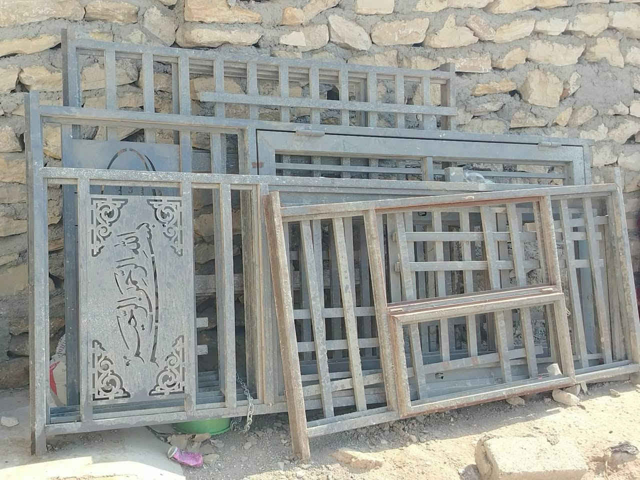 سلام عليكم بيبان وشبابيك تفصال للبيع تفاصيل شباك مترتين في مترتين وشباك مترتين في متر وربع باب طلاكة وربع وباب طلاكة وحدة حديد تفصال شغل درجة اولة سعر 750 وقابل للتفاوض رقم الهاتف ***********
