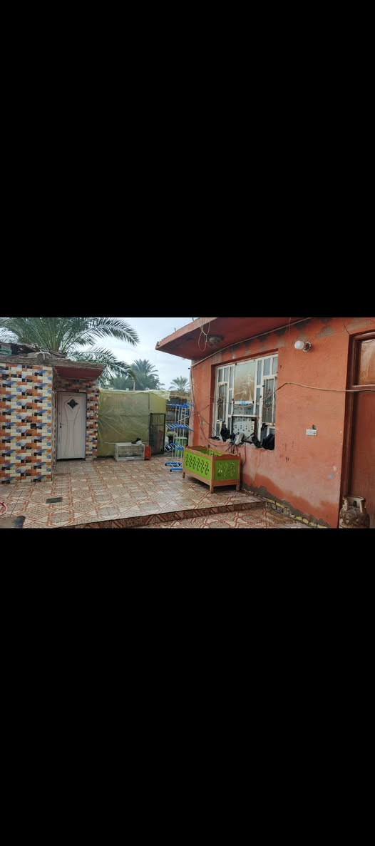 تم تنزيل السعر.. 
السعر الان ٥٢ مليون بيع مستعجل. 
........................................ 
نعيد النشر بسبب الوعود الكاذبه.. 
بيت للبيع... منطقة سيد حسين على الشارع  التبليط قرب سيد راجوج .. مساحه(٢٤٠ م) 
بناء طابوك اساس تسليح فيه استقبال ١١ متر+ صاله ٥×٤+ مطبخ ٤×٤ + كلدور + غرفتين ٥×٤ مع صحيات خارجيه وداخليه مع ممر خلفي وجانبي متر ونصف جاهز من كلشي ماء وكهرباء ومولد وكل الخدمات... السعر ( ٦٠ ) مليون.... 
 واتساب ***********

