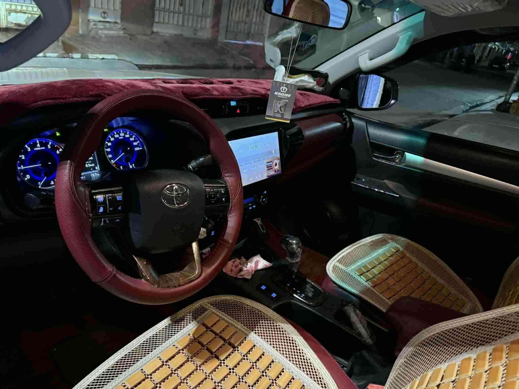 Toyota Hilux 2018 V6
مەرزیەی ٢٠١٨ شەش پستن نموونەیە لە جوانی شەریکە سید نهرۆیە بێ سبوغە بێ تعدیل گێر و مەکینە و اکسل و دەبل اکسل و تعویل بەشەرت  سعری ٢٨٥وەرەقە و مجال ***********

