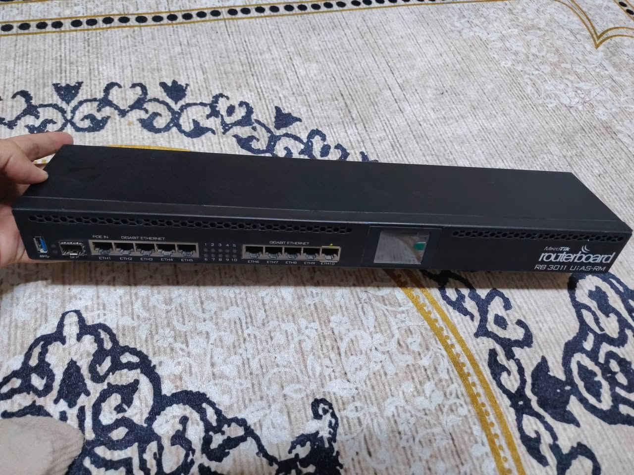 السلام عليكم 
 للبيع هب سويج 3011  استعمال قليل كلش نضيف

 للبيع هب سويج crs 326-24G-2s+Rm

دش ٣٠ للبيع نضيف كلش 
مكاني بغداد العبيدي 
***********
