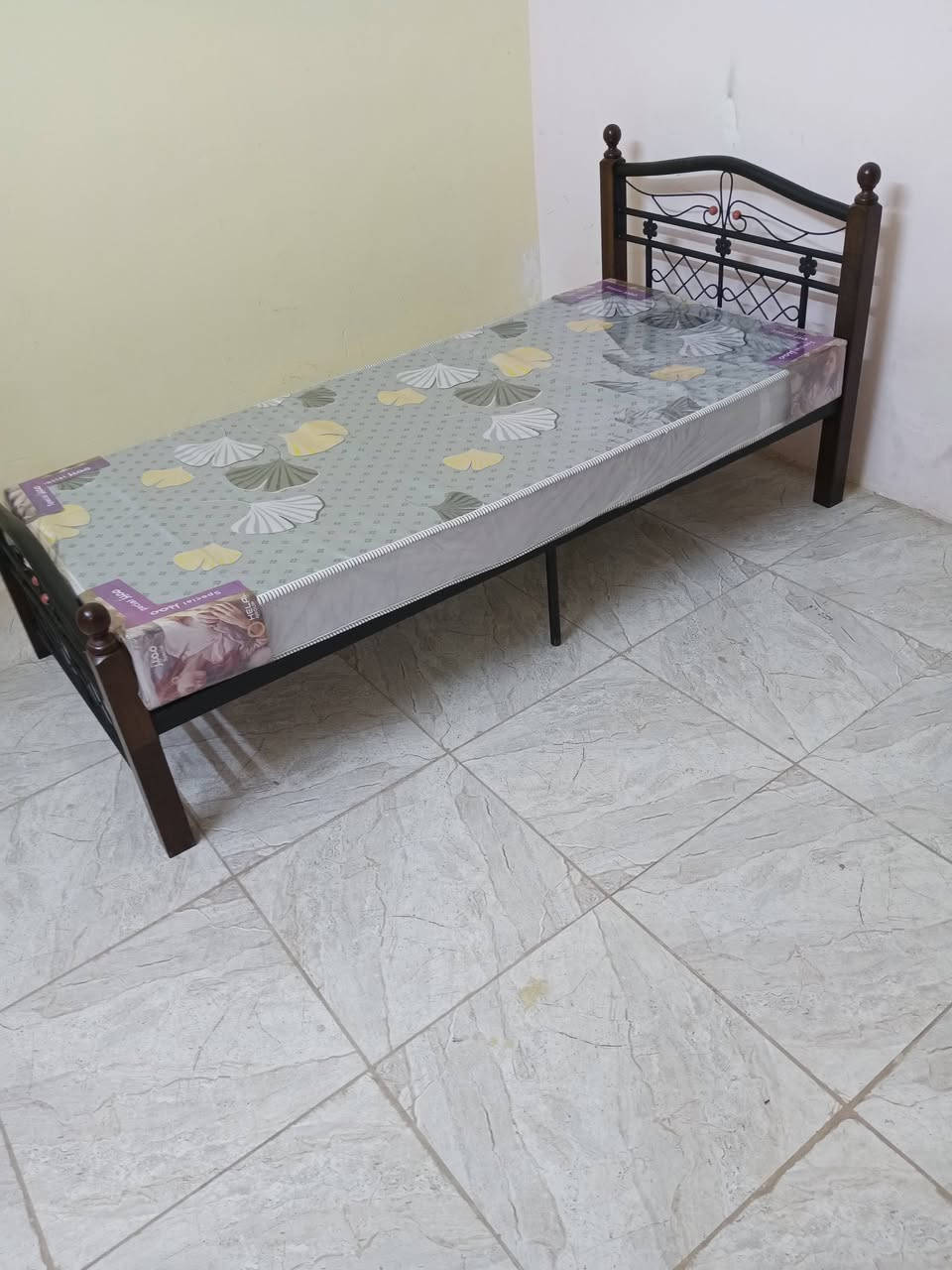 بيت للبيع حريه ثالثه أول تقاطع مال عباده الشعبية يم صيدلية الغفاري مساحته 66 متر طابقين خلفي عكاده نضيف
