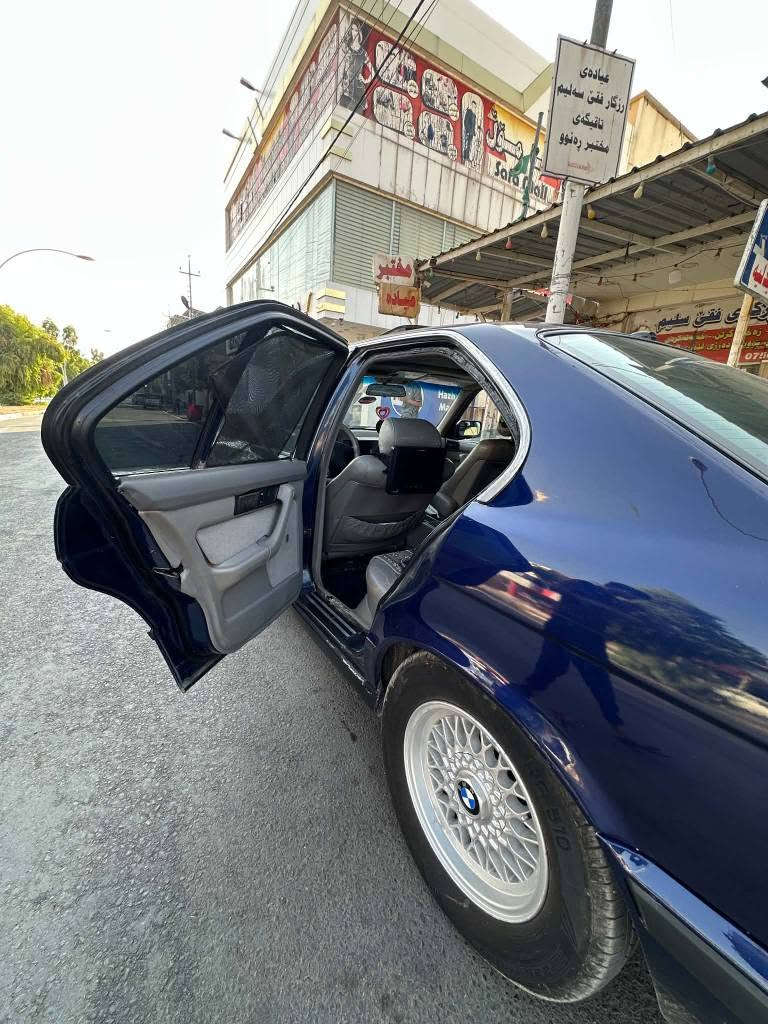 bmw e34 525i A 1990
مۆدیل 90  کرایتە 95 
ئاڕم  پلاستیک 
گێڕ تۆماتیک  ،،،
 مەکینە بیلاد 525ی کەپس و تاک دیجتاڵ
پێش گەورەو ،، لایت فانۆس ، ئاڵقە 
داعەمی پێشو دوای بیلادی 
سبوغ عام کورە لۆ جوانی 
پشت و پێش کەپس قرچ و چاڵ و شوختی نیە  بەدەنەشی  دەسکاری نەکرایە

ناو ڕەساسی    دەبڵ ئەڕباگ 
کوشن ،، جڵد،،،هیتەر،، کارەبایی
تەبرید  بەشەرت  ، تەبرید مەرکەزی
بەرگە دەرگای جاڵد 
4 جام  کارەبایی  
سلاید  کارەبایی 
سوکان  ئەڕباگ 
شاشە ئایپاد
ئاوێنە کارەبایی و گوێ بەرخە
حەوت  کەلە 
ویل موشەبەک 

جوار تایەو ویلی  نوێیە  پاتری نوێیە 
ڕۆنی مەکینەو هایدرۆلیکی گێڕی نویە
گێڕی تەپەی  نیە

چی بەشەرتە؟  دەعامی  لۆ دەعامی  بەشەرت
گێڕو مەکینەو  تەقەو ڕەقەو تەپەو ئەکسل و گاردن و شەیال و  دەعم و بڕاوەو وەرگەڕاو  ئەولیاتی  ئاڕم  و کارەبایی و ڕزیوی بەشەرت 
لەدوای یەک سەنت مەسرەف مەگەڕێ 
موشتەری  ئەوە  ڕەقەم مۆبایل  *********** 
نرخیشی  44 وەرەقەو و یەک مەجالی برایانە كويسينجاك, أربيل
