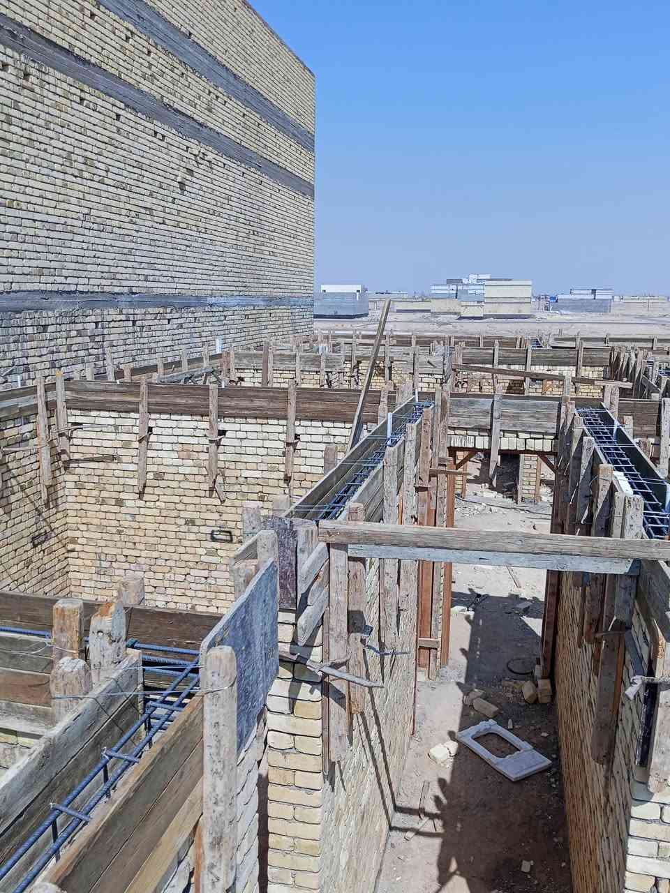 تم بفضل الله تعالى وبركاته صب رباط نص مساحته 200 متر في مقاطعه 56  والتوفيق للجميع ان شاء الله اخوكم احمد النجار لجميع اعمال النجاره والتسليح والصب ***********
