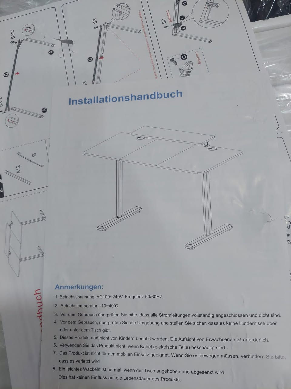 مكتب ذكي قابل للتعديل جديد كامل 
 (Smart Adjustable Desk)

يحتوي المكتب على محرك كهربائي صغير مخفي في
 الأرجل، يتيح لك رفع أو خفض مستوى سطح المكتب بضغطة زر عبر لوحة تحكم صغيرة. يساعد هذا التصميم على تغيير وضعية الجسم بين الجلوس والوقوف أثناء العمل أو الدراسة لتقليل آلام الظهر وتحسين الدورة الدموية
