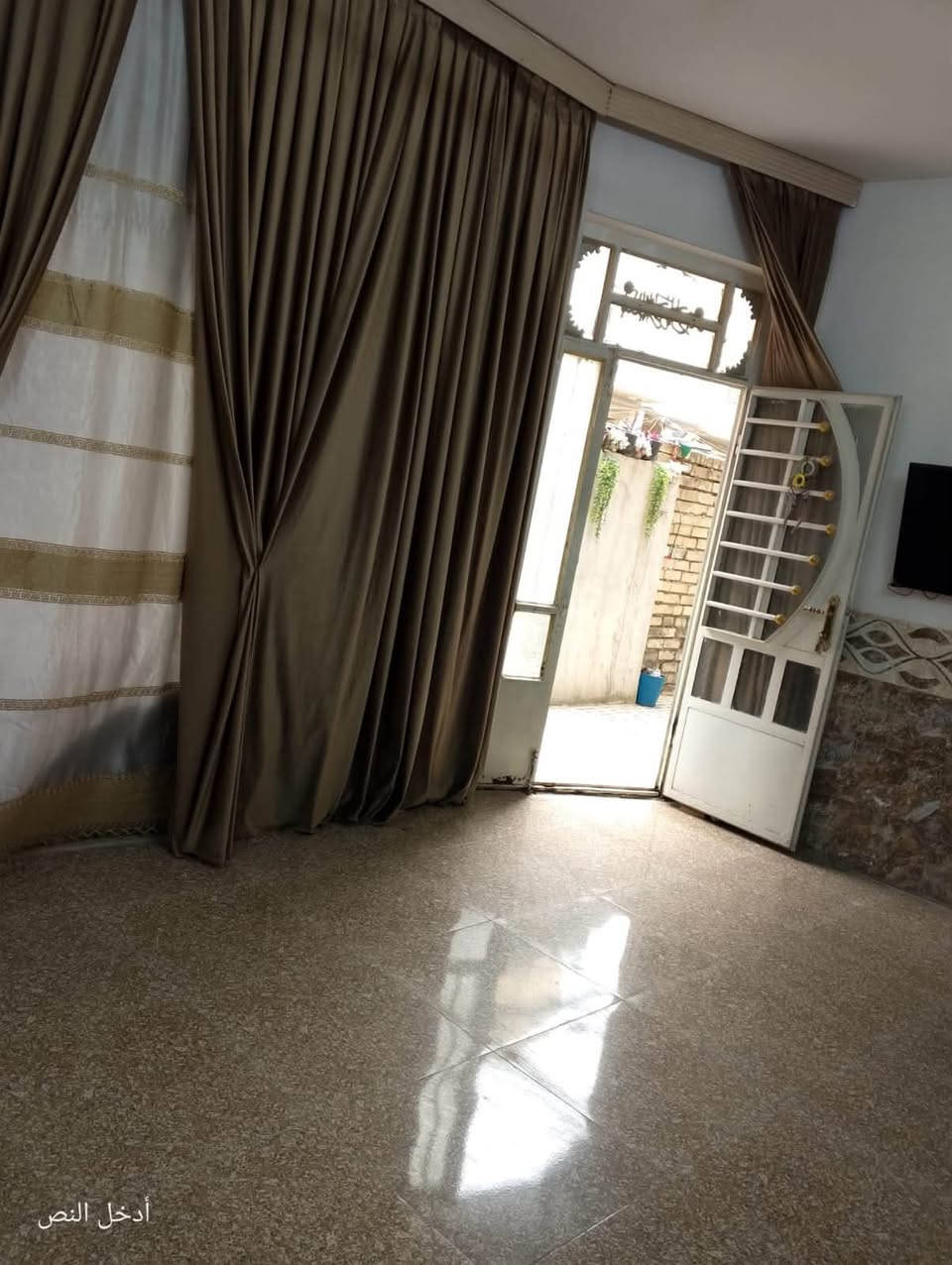 دار البيع  10X10
الشعله شارع الغربي قطاع 7مجاور حسينيه حبيب ابن مضاهر  فرع العماره الخضره يحتوي البيت على غرفتين منام وستقبال وباقي الخدمات مثل مواضح بصور  استفسار اكثر ***********
