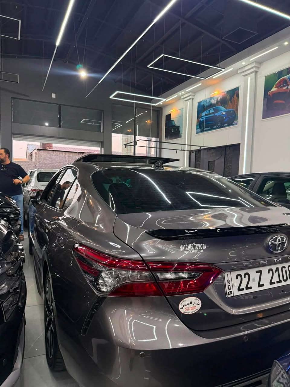 كامري 2023 "XLE plus"
حبايب مواصفات السيارة نفس مواصفات الـxse بل ضبط 
يعني هاي السيارة اعلى اعلى مواصفات بل كامري بدون اي نقص والسعر تنافسي 🔥
( الرقم للتواصل والاستفسار "نور : ***********" )
موقع السياره : اربيل داخل معرض منذر الدليمي 
مواصفات السيارة ⬇️

المواصفات الخارجية

* محرك 2.5 لتر 4 سلندر (I4)
* ناقل حركة أوتوماتيك 8 سرعات
* جنوط ألمنيوم 18 إنج
* سقف بانوراما كهربائي
* مصابيح LED أمامية وخلفية
* إضاءة نهارية LED (DRL)
* إشارة بالمرايا الجانبية
* مرايا كهربائية مع تدفئة
* حساسات أمامية وخلفية
* كاميرا 360 درجة (حسب التجهيز)
* رادار أمامي
* فتح الشنطة كهربائياً
* الدخول الذكي بدون مفتاح (Smart Key)
* تشغيل السيارة بالبصمة (Push Start)

المواصفات الداخلية

* مقاعد جلد فاخرة
* تبريد وتسخين للمقاعد الأمامية
* مقعد السائق والراكب كهربائي
* حفظ وضعية مقعد السائق (Memory)
* شاشة عدادات رقمية 12.3 إنج
* شاشة وسطية 12.3 إنج
* عرض المعلومات على الزجاج الأمامي (Head-Up Display)
* شاحن لاسلكي
* Apple CarPlay وAndroid Auto
* نظام صوتي JBL (حسب الفئة)
* تحكم بالمكيف ثنائي المناطق
* إضاءة داخلية محيطية
* مقود جلد متعدد الوظائف
* مثبت سرعة راداري ذكي

أنظمة الأمان

* Toyota Safety Sense
* رادار مانع التصادم الأمامي
* تحذير الخروج عن المسار مع المساعدة على البقاء فيه
* مثبت سرعة متكيف (Adaptive Cruise Control)
* مراقبة النقطة العمياء (Blind Spot Monitor)
* تنبيه حركة المرور الخلفية (Rear Cross Traffic Alert)
* قراءة إشارات المرور
* مساعد الإضاءة العالية
* نظام الثبات الإلكتروني
* نظام منع الانزلاق
* 10 ايرباكات
