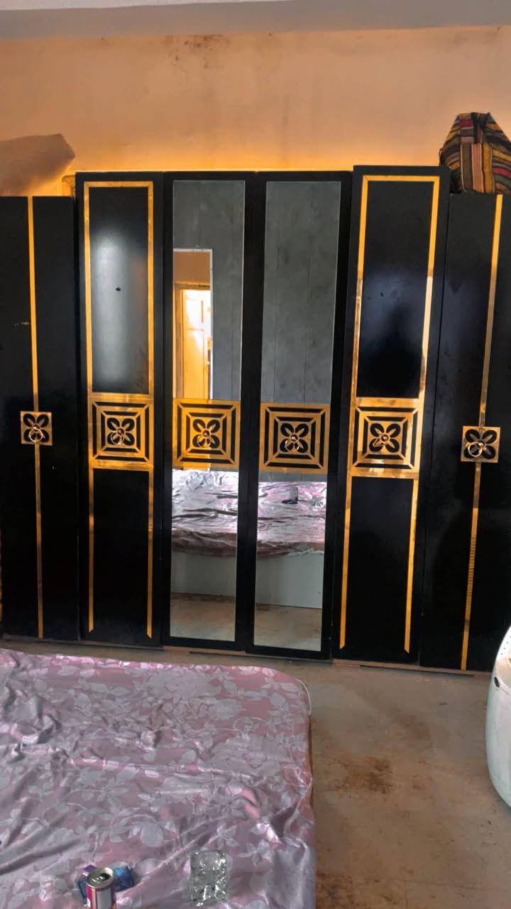 غرفه للبيع خمس قطع ما بيها اي ضرر مناسبه 150 

سبلت طن ب ٥٠ شغال كلشي ما بي 

مكاني زيونه ***********
