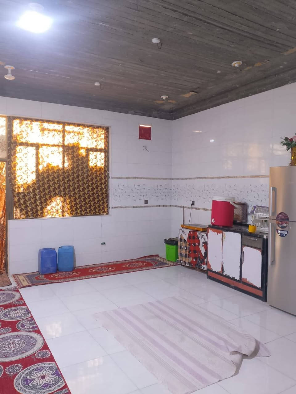 يا الله بيت مساحه 350 متر في الاسكان الصناعي دور سيد حمزه النزله الرابعه البناء بلوك ك كهربائي كونكريت مسلح يحتوي على ثلاث غرف وصالتين ومطبخ وديوانيه وصحيات الشراي فقط يتصل***********
