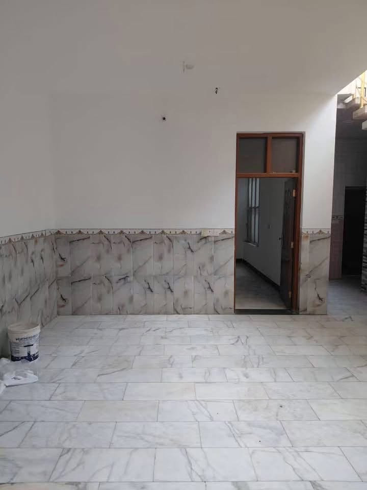 دار للايـــــ🏠ـــــجار الموقع حله الجمعيه خلف مطعم فوانيس

مساحة البيت 200م طابقين 

يحتوي على ٣غرف نوم وصاله وكلدور ومطبخ ومجمع صحيات 

الأرضيه مرمر الواجهه مرمر 

كراج سياره وحديقه 

بدل الايجار مليون 

الاستفسار اتصال على الرقم التالي 

***********
***********
مكتب سديم الهندسي /حي الصحة شارع الكورنيش
