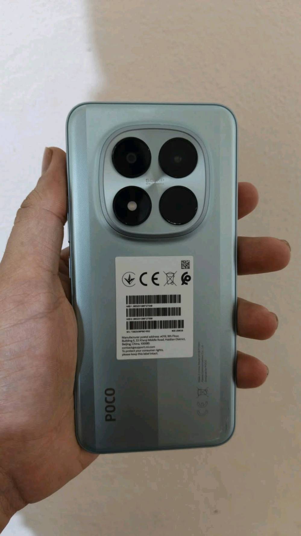 poco m8 pro 
ذاكرة٢٥٦/8
بطارية٦٥٠٠
الشحن 100واط
عدد الدورات 16
بي نقطة صغيرة بالشاشة وفطر صغير للظهر علما أن الجهاز جديد سعره 225💵