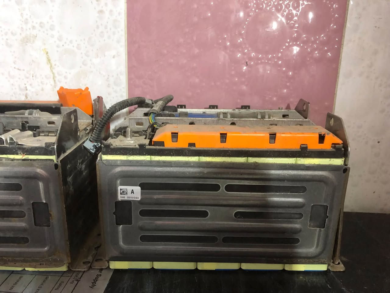 بطاريات الليثيوم على فحص كل حاويه بيه ٥ قطعة شغله 24 ڤولت ٩ حاويات سعر ٤٥٠ الف للكل بغداد ***********
