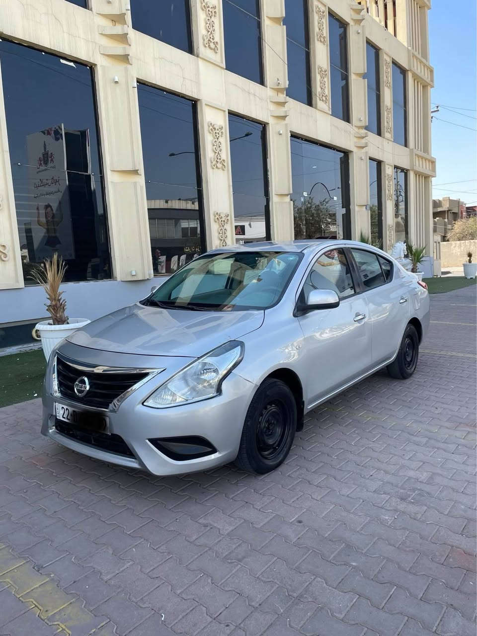 نیسان سەنی مۆدیل ٢٠١٥یەدەنیکل
سەیارەکە روبحەک بۆنیتی سبوغە 
وێنەی شوینی سبوغەکەم داناوە
پێشی کەپسە بەشەرت پشتی ئەزیەتەکی خەفیفی هەیە 
گێرو مەکینەو تەبریتی بەشەرت
سەنەوی نوێیە تاکو ٢٠٢٧تە بەناوی خۆمە
سعری ٨٢وەرەقەو مەجالەکی برایانە
ژ.م ***********(وتساب فایبەر)
شوێن هەولێر أربيل, العراق

