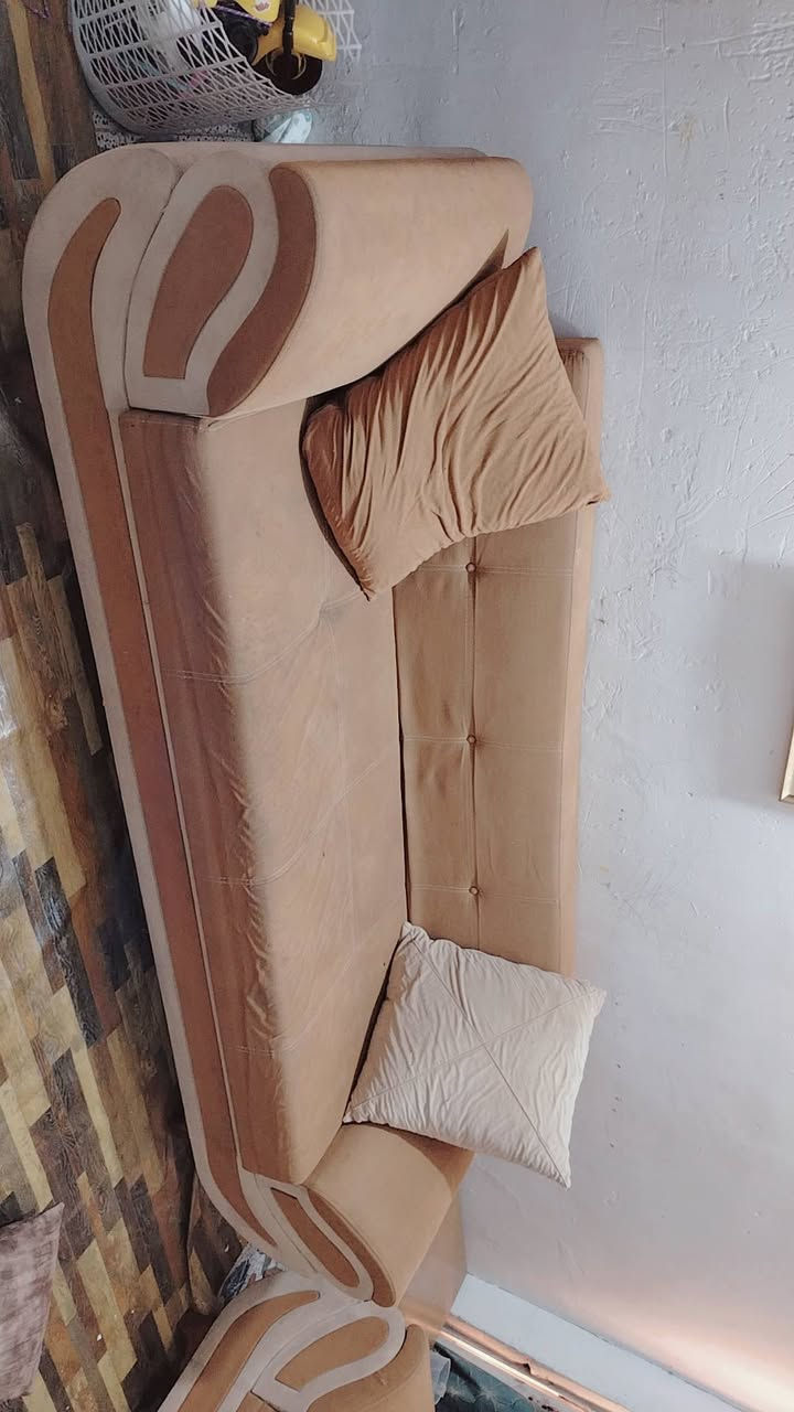 للبيع قنفات نظيفة وبحالة جيدة 🛋️
ثنين كبار + وحدة زغيرة + كرسي
بيهن خزن ويصيرن جرباية، وما بيهن ضرر.
السفنج مالتهن زين وما نازل.

💰 السعر: 300 ألف وقابل للتفاوض.
📍 العنوان: حي بدر
📞 للاتصال: ***********
