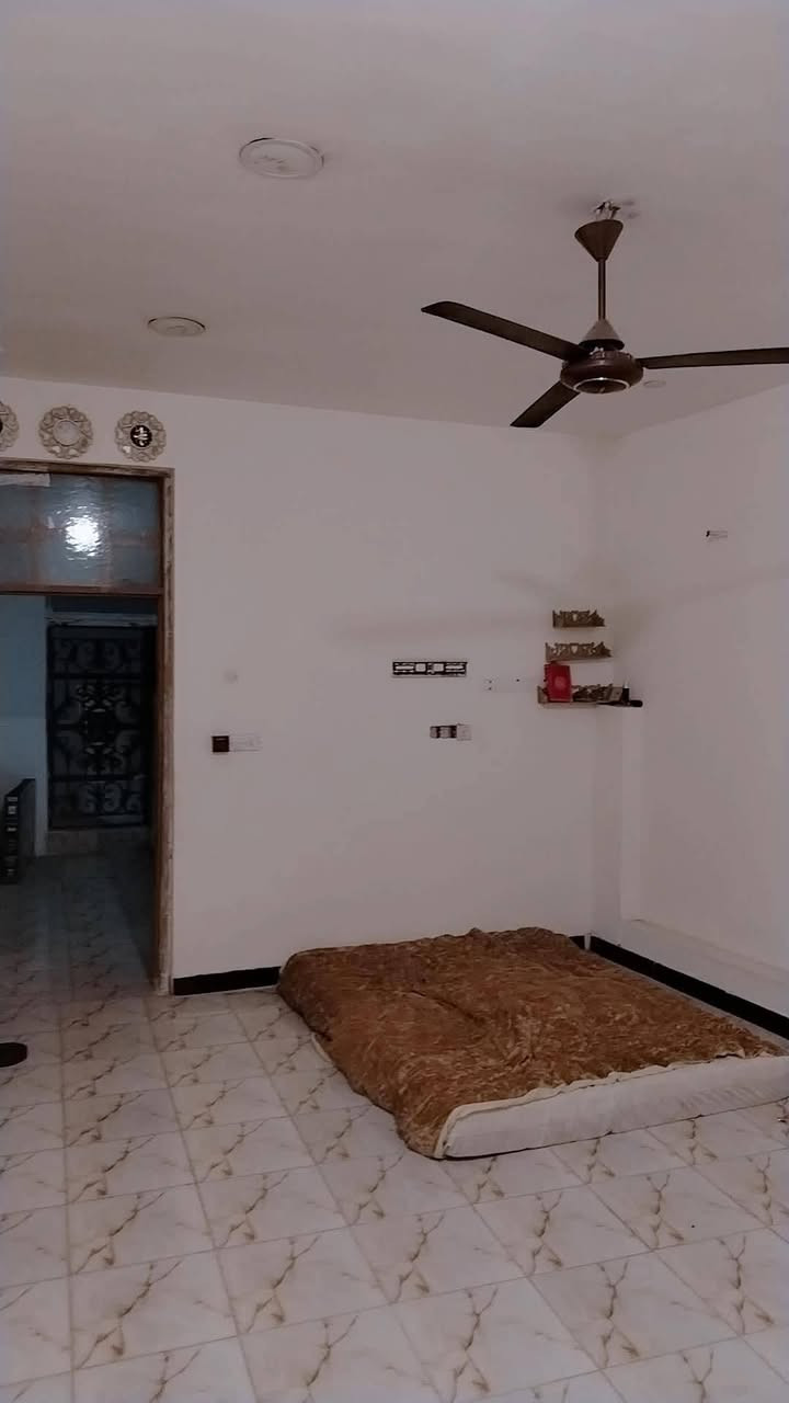شعب شارع صحة بيت نضيف مطلوب عالئه صغيرة لاستفسار ع رقم ***********
سلام عليكم بيت لايجار طابق ثاني غرفة سويت فوك جوه ستقبال مطبخ تواليت

