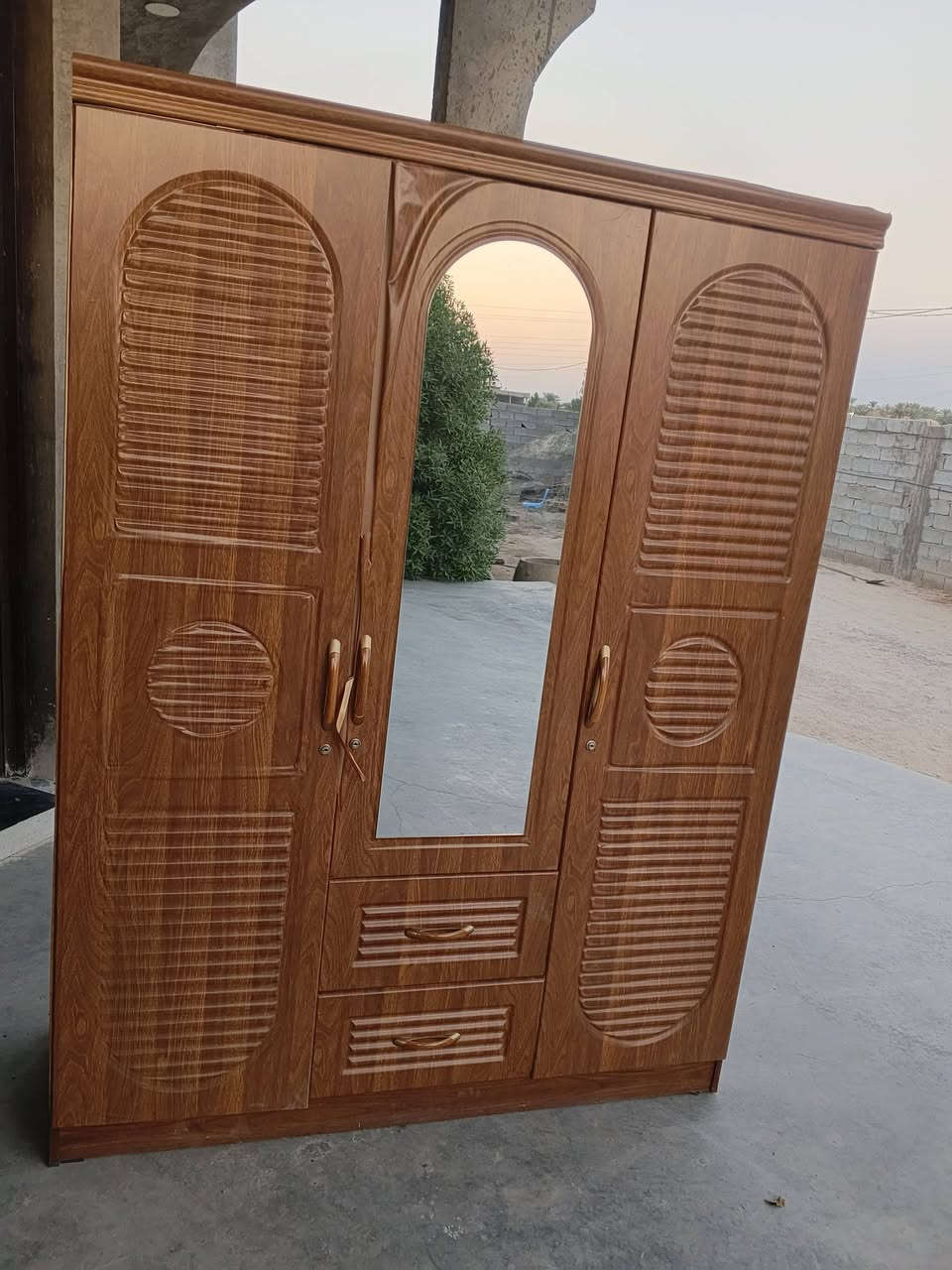 سلام عليكم 
كناتير عدد 2 ماليزيه نضيفات حيل 
كل كنتور بي 3 ابواب 
سعر لكنتور لواحد 125 
متواجد خاص 
واتساب ***********
