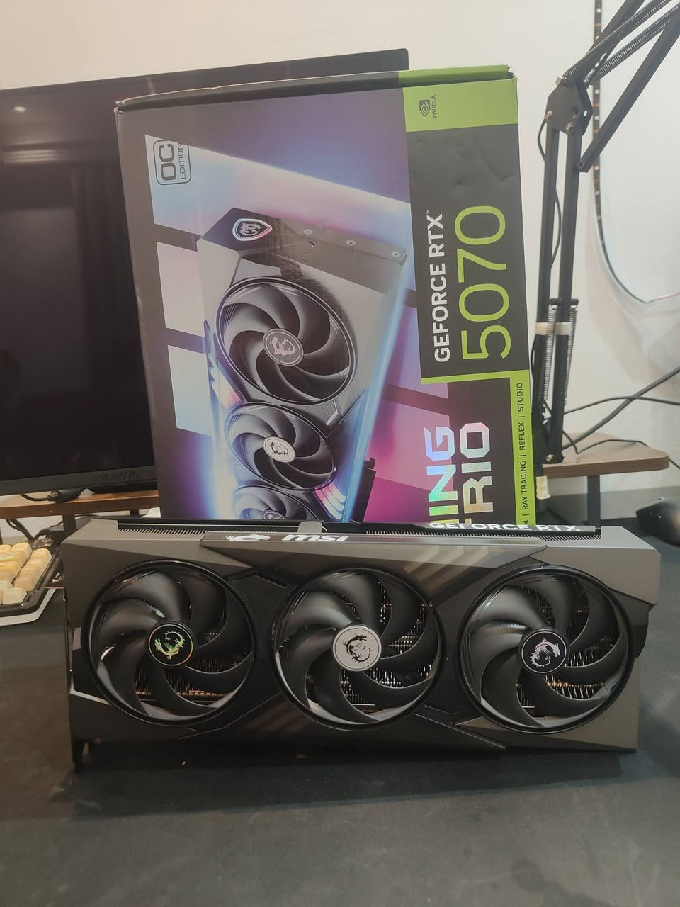 #كروت شاشه
الاول 
RTX 4080 Aorus master
اكبر كرت 4080 الراديتر مالته مال 4090 و بي شاشه 
ما مفتوح نهائيا 
الحالة: مستخدم 
السعر: مليون و نص 
الثاني؛
MSI RTX 5070 Gaming trio
نسخة ايضا عملاقه كامل ملحقات و ما مفتوح
الحالة: مستخدم
السعر: مليون و 175 الف

الثالث:
MSI RTX 5070 Vangaurd
اكبر و افضل نسخة من. MSI مستخدم بعنايه حرارته 62C حلله حال الجديد
السعر: مليون و 300 الف
