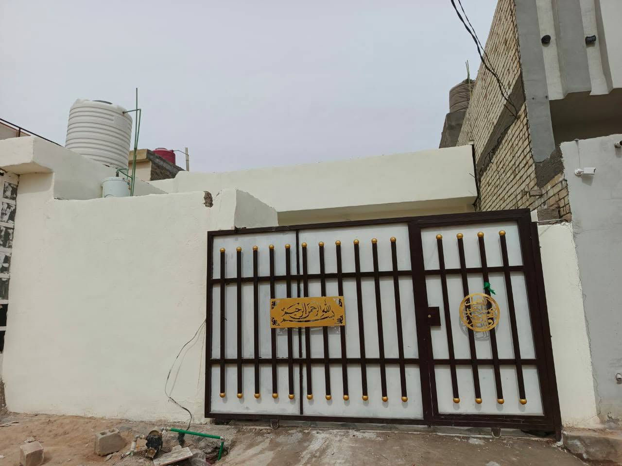 بيت للبيع مساحته 200 متر 

بناء طابوك سكف صب  يحتوي علي 
غرفتين وصاله واستقبال صحيات داخليه وخارجيه ومحل 
العنوان شارع الصب عمود 320 يبعد عن السوگ 50 متر 
السعر 55 
***********
