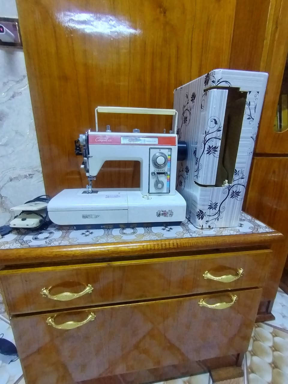 مكينة خياطه نضيفه شغاله مابيها اي عيب سعرها 85 بيها مجال بسيط
***********
***********
