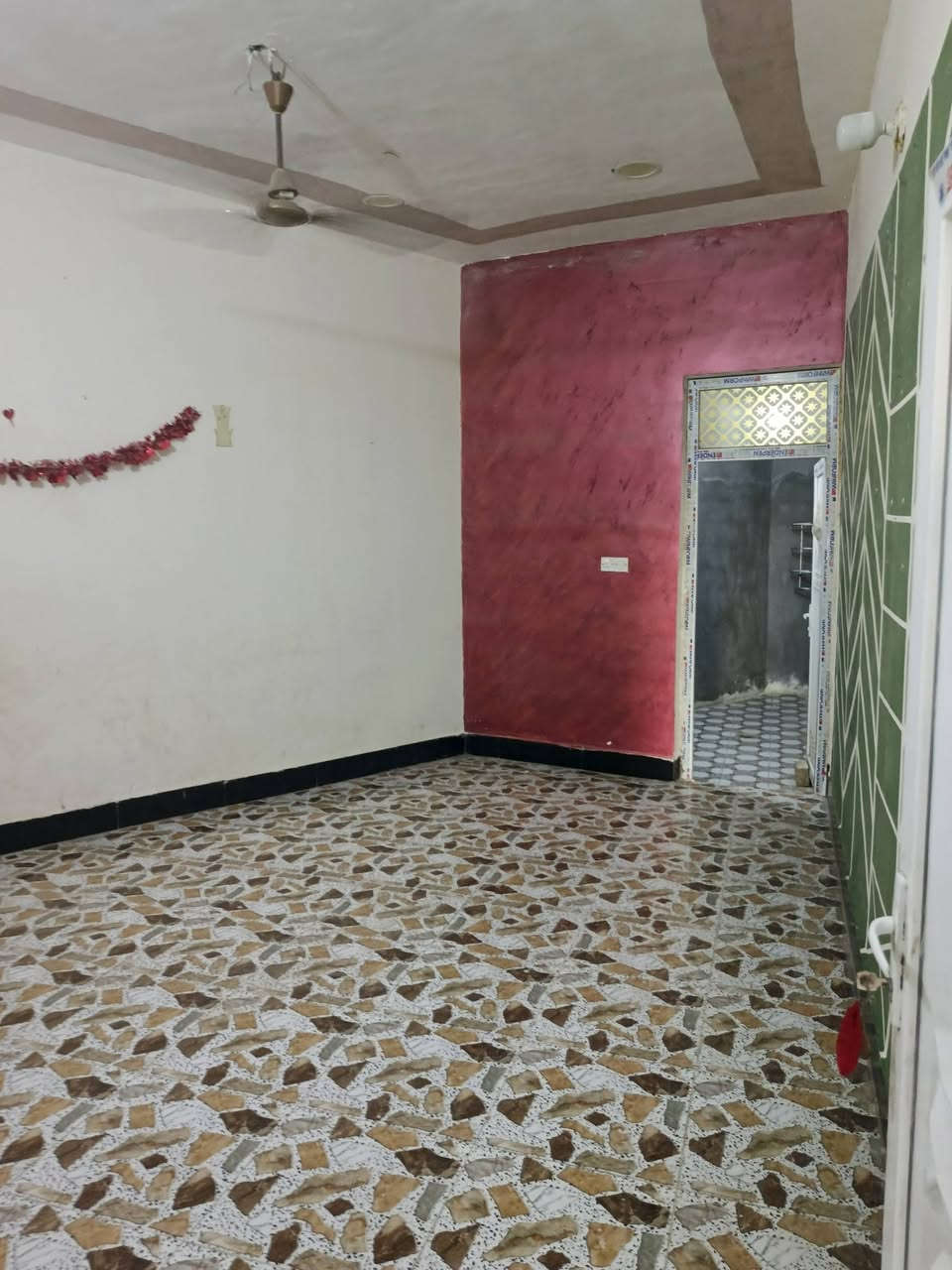 بيت للإيجار وره مجمع الرحاب طابق ونص غرفه جوه وعرفه فوك بدل اليجار
250 هاذا رقمي ***********
