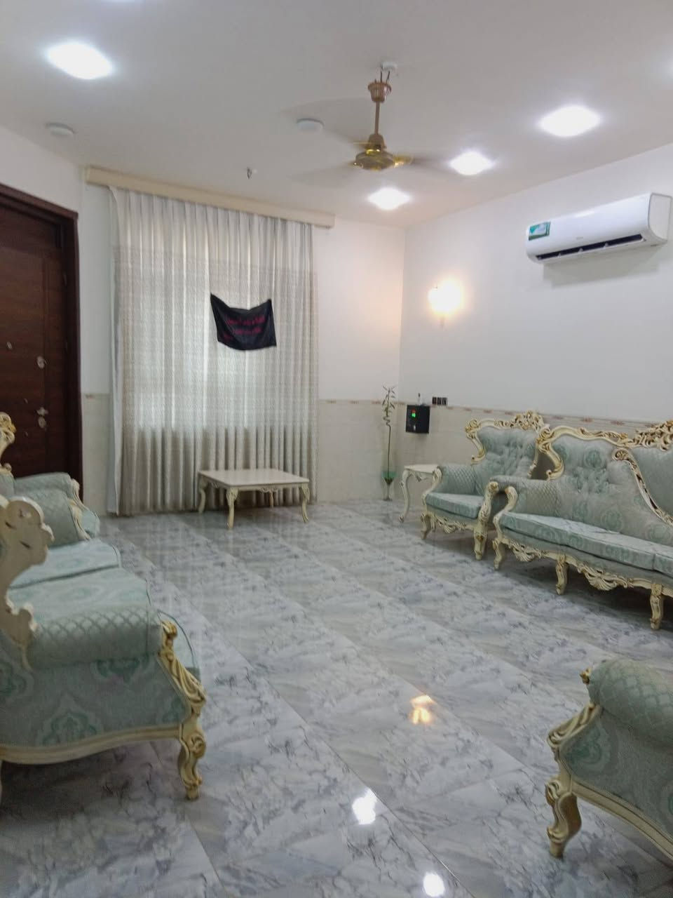دار للبيع. العنوان بابل حله شارع ٨٠ جهه كربلاء وشارع الطهمازيه مقابل قاعه صولو الوهاج قرب مدرسه الاضواء 
متكون من  طابق أول غرفتين نوم
أستقبال
هول 
مطبخ 
صحيات داخليه وخارجية 
حديقه 
طابق ثاني . غرفه نوم  
مساحه ٢١٠م   طابو صرف  سنه البناء 2024
للأستفسار أكثر على الرقم *********** وأتساب فقط
