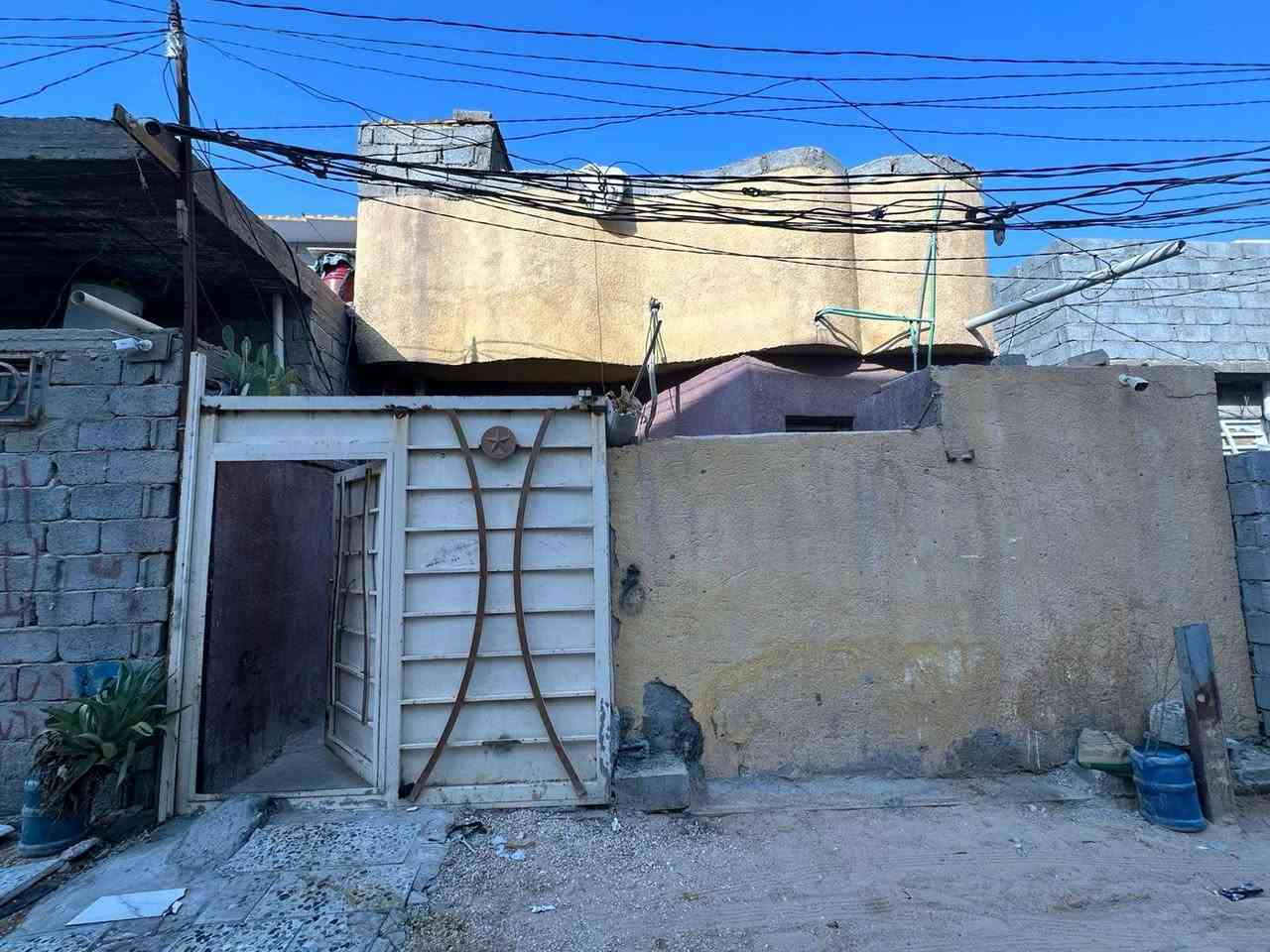 السلام بيت 170 متر للبيع زراعي سنه 25 طابقين الطابق الفوك غرفه وصاله وحمام وسطح والطابق الجوه استقبال ومطبخ وصاله وغرفه للبيع العنوان كربلاء الحر الرشديه للاستفسار هذا رقم صاحب البيت ‏‪***********‬‏
