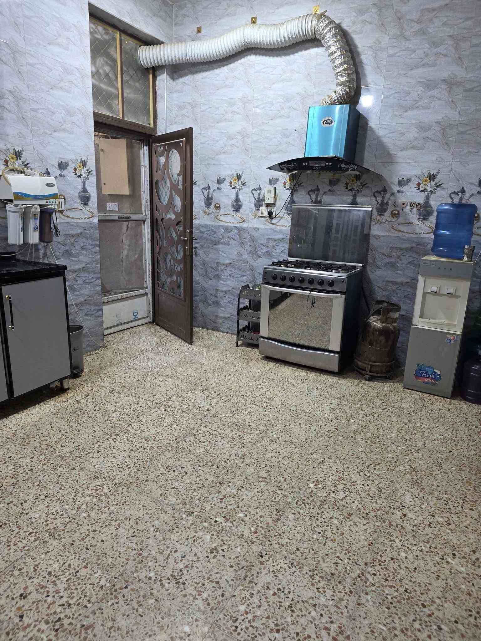 دار للبيع المساحه 200متر طابو صرف طابقين  يحتوي غرفتين نوم مطبخ وهول واستقبال ومجمع صحيات 
طابق الثاني ماكامل 
مطلوب مصرف عقاري  25 مليون 
العنوان / ورديه سيف سعد شارع مركز الشرطه
***********

نص مكتوب في الصور:
- Galaxy A52