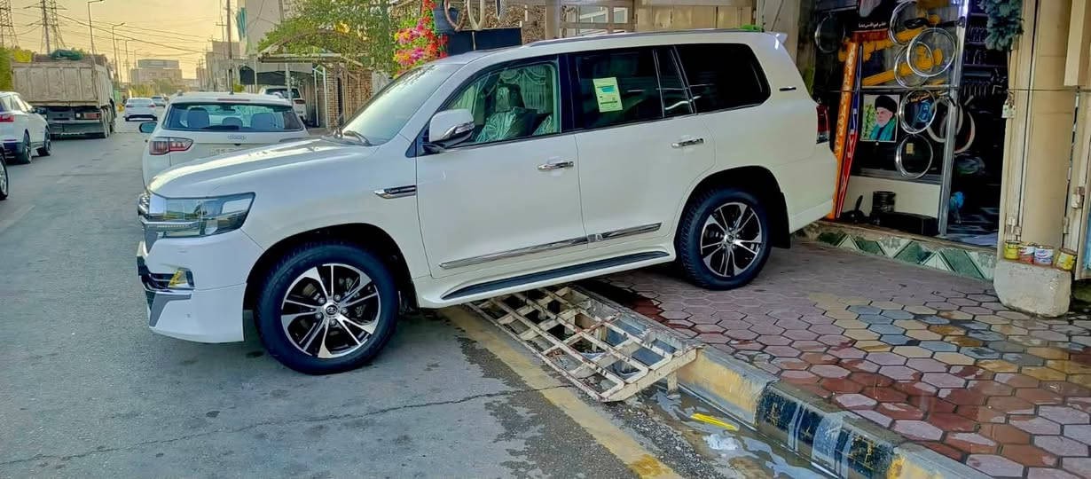 لاندكروزر GXR 2021 بحريني أصل   50ألف كم فقط (ممشى حقيقي)
المحرك:
V6 – 6 سلندر
الحالة:
مكفولة كفالة عامة من الدعامية إلى الدعامية

السيارة نظيفة جداً جداً  

سلايد
ثلاجة
مقاعد تدفئة
مقاعد كهرباء (3 ذاكرة)
حساسات أمامية وخلفية
بصمة تشغيل
8 إيرباك
مرايا شفط
لايتات زينون
صندوق شفط
  غير متواجد بالفيس فقط الإتصال على الرقم
*********** المكان/واسط
