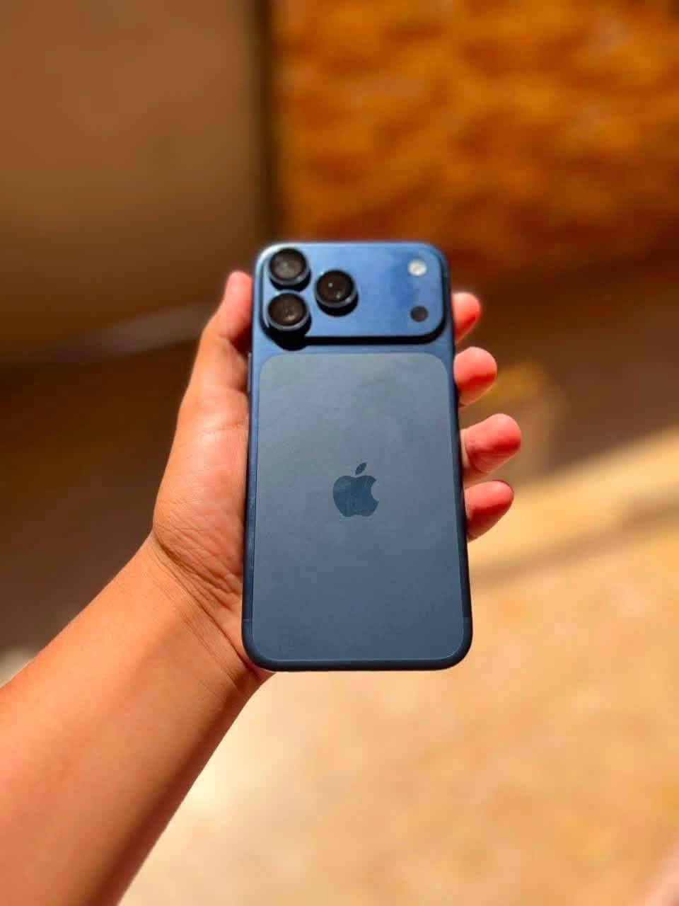 السلام عليكم
* ايفون📲 17 برو ماكس

* اللون نيلي المميز 

* بطاريه 🔋100 عدد شحنات 70

* ذاكره 256 

* نسخة الـ eism

* مكفول كفاله عامه من فتح وتصليح 

* ملحقات كامله

* للتواصل /***********
